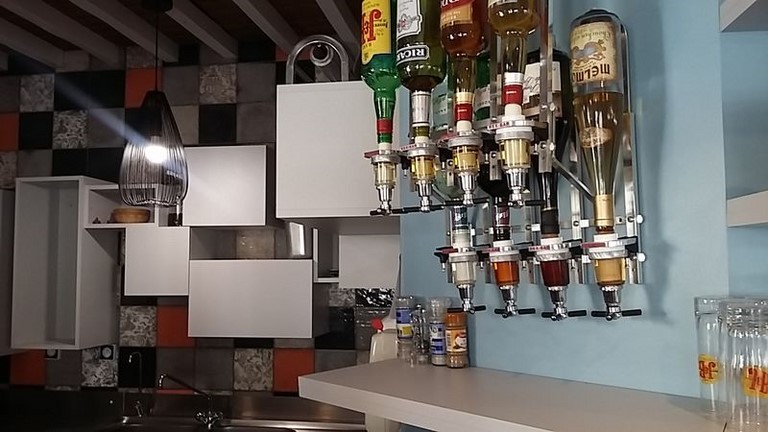 La cuisine et le bar La cuisine et le bar