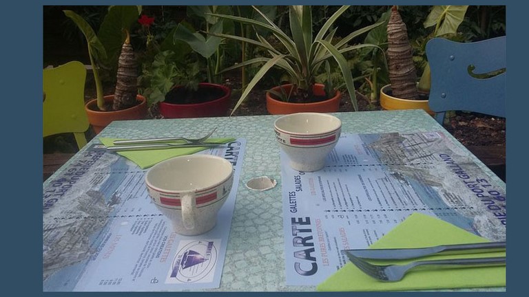 Terrasse côte jardin Crêperie du Port Galland 01800 Terrasse côte jardin Crêperie du Port Galland 01800