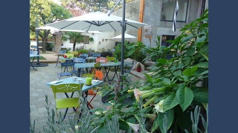 Terrasse côte jardin Crêperie du Port Galland 01800 Terrasse côte jardin Crêperie du Port Galland 01800