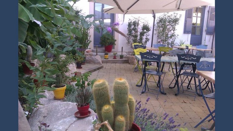 Terrasse côte jardin Crêperie du Port Galland 01800 Terrasse côte jardin Crêperie du Port Galland 01800