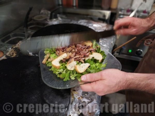 Creperie du Port Galland Salade Lyonnaise