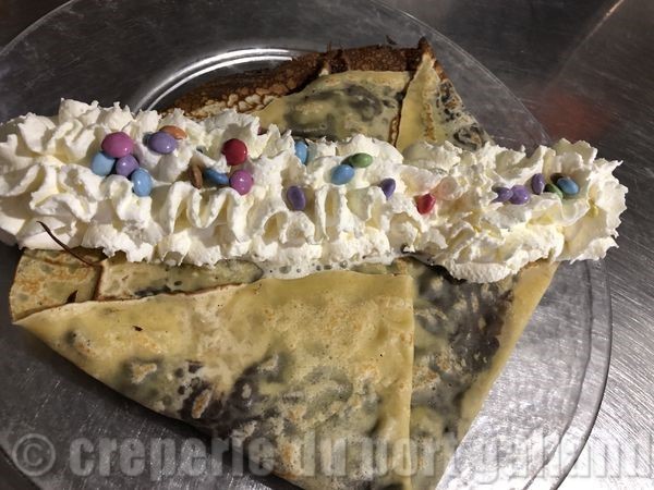 Crêpe chocolat amandes grillées chantilly maison