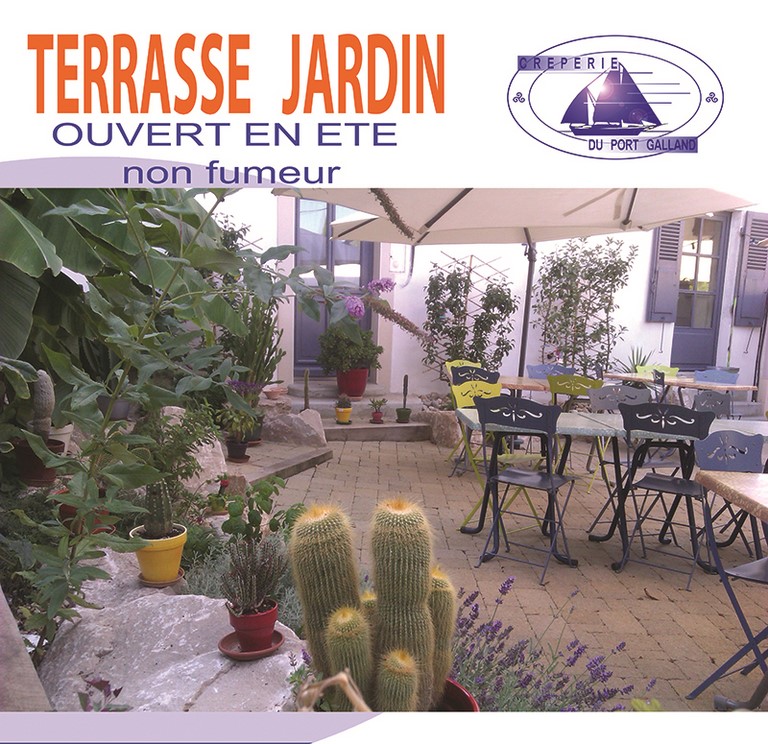 Terrasse côté jardin Creperie du Port Galland
