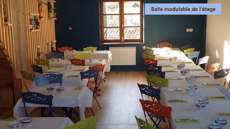 Salle restaurant de l'étage en formation repas de groupe Salle restaurant de l'étage en formation repas de groupe