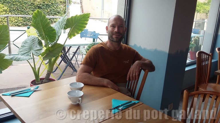 Stéphane Maître crepier Stéphane Morissaud, gérant Crêperie du Port Galland Saint Maurice de Gourdans 01800 . Sortie Pérouges A42. Meximieux Loyettes , Pont de Cheruy , Amberieu , Pérouges , Beynost