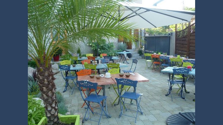 Terrasse côte jardin Crêperie du Port Galland 01800 Terrasse côte jardin Crêperie du Port Galland 01800