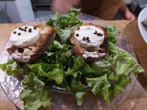 Salade au chèvre chaud
